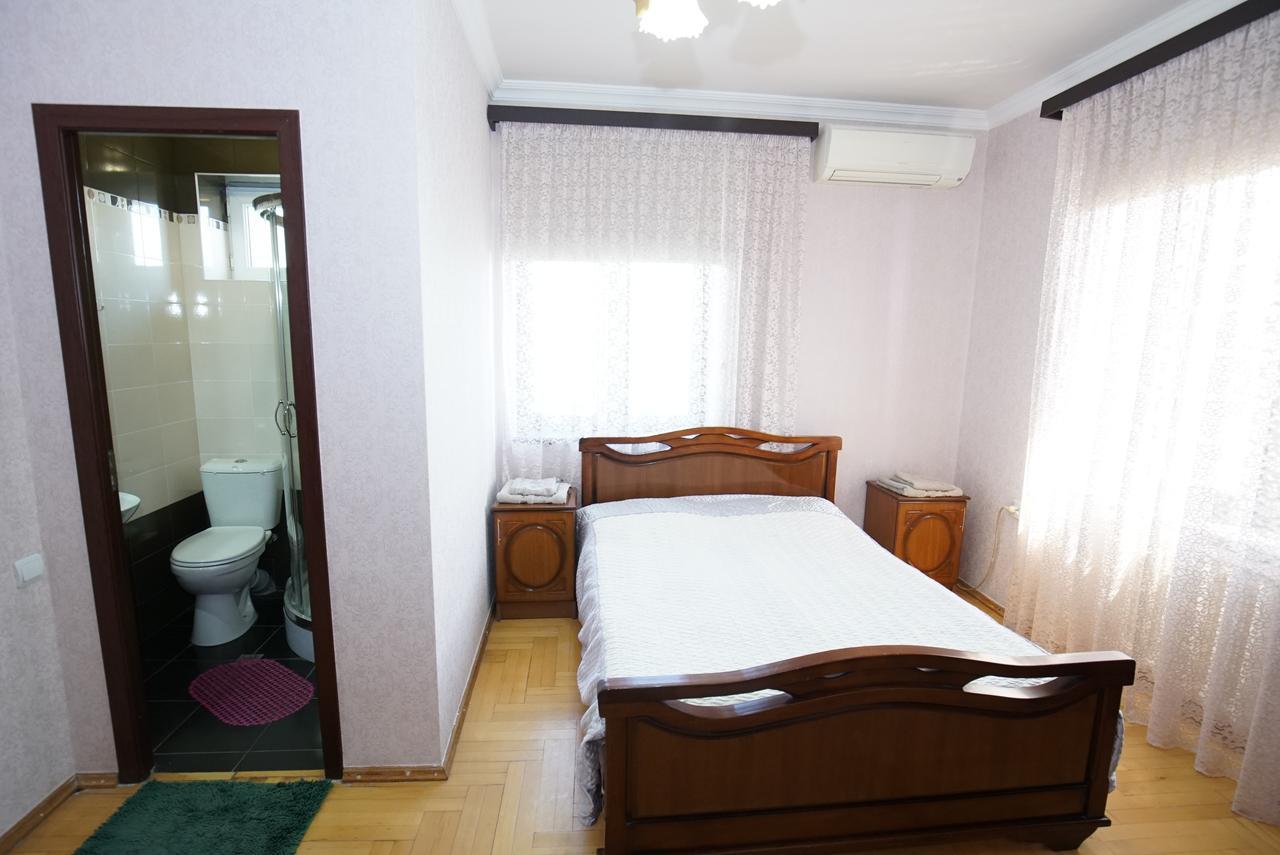 Nice House In The Heart Of The City 예레반 외부 사진