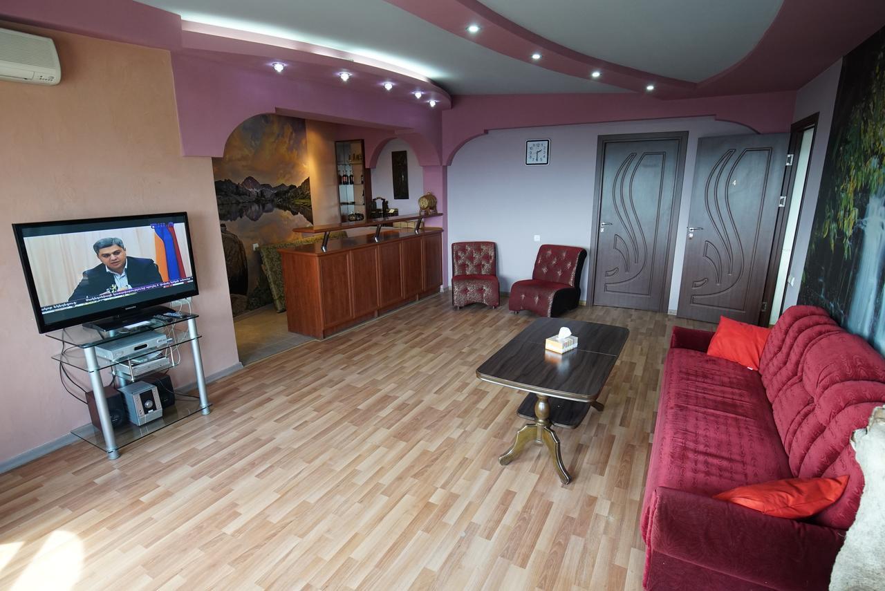 Nice House In The Heart Of The City 예레반 외부 사진