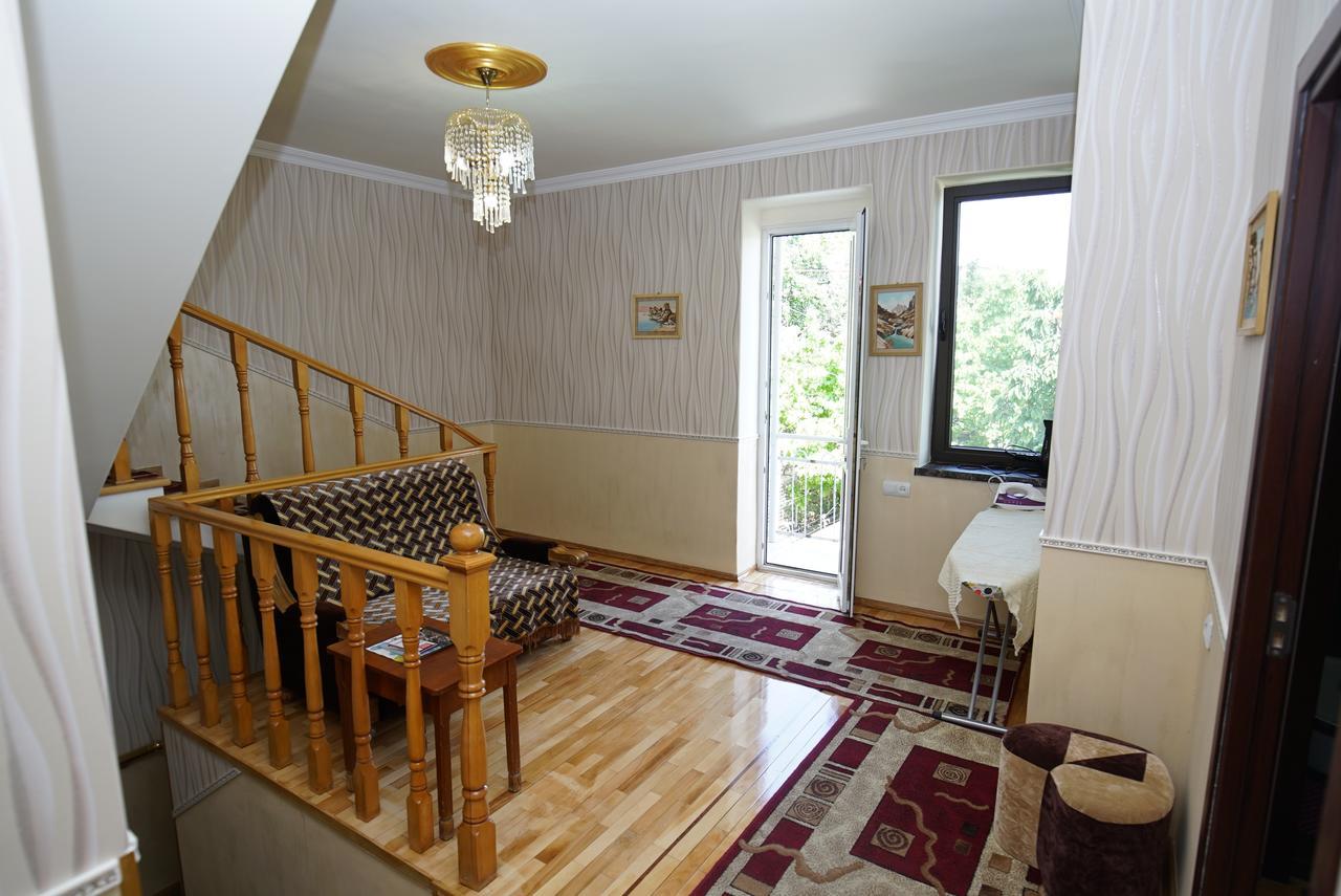 Nice House In The Heart Of The City 예레반 외부 사진